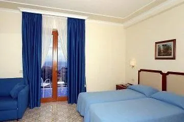 Отель Tirrenia 3*